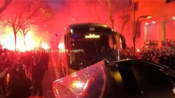 شغب في محيط كامب نو خلال مواجهة برشلونة وأتلتيكو بكأس الملك 1 برشلونة