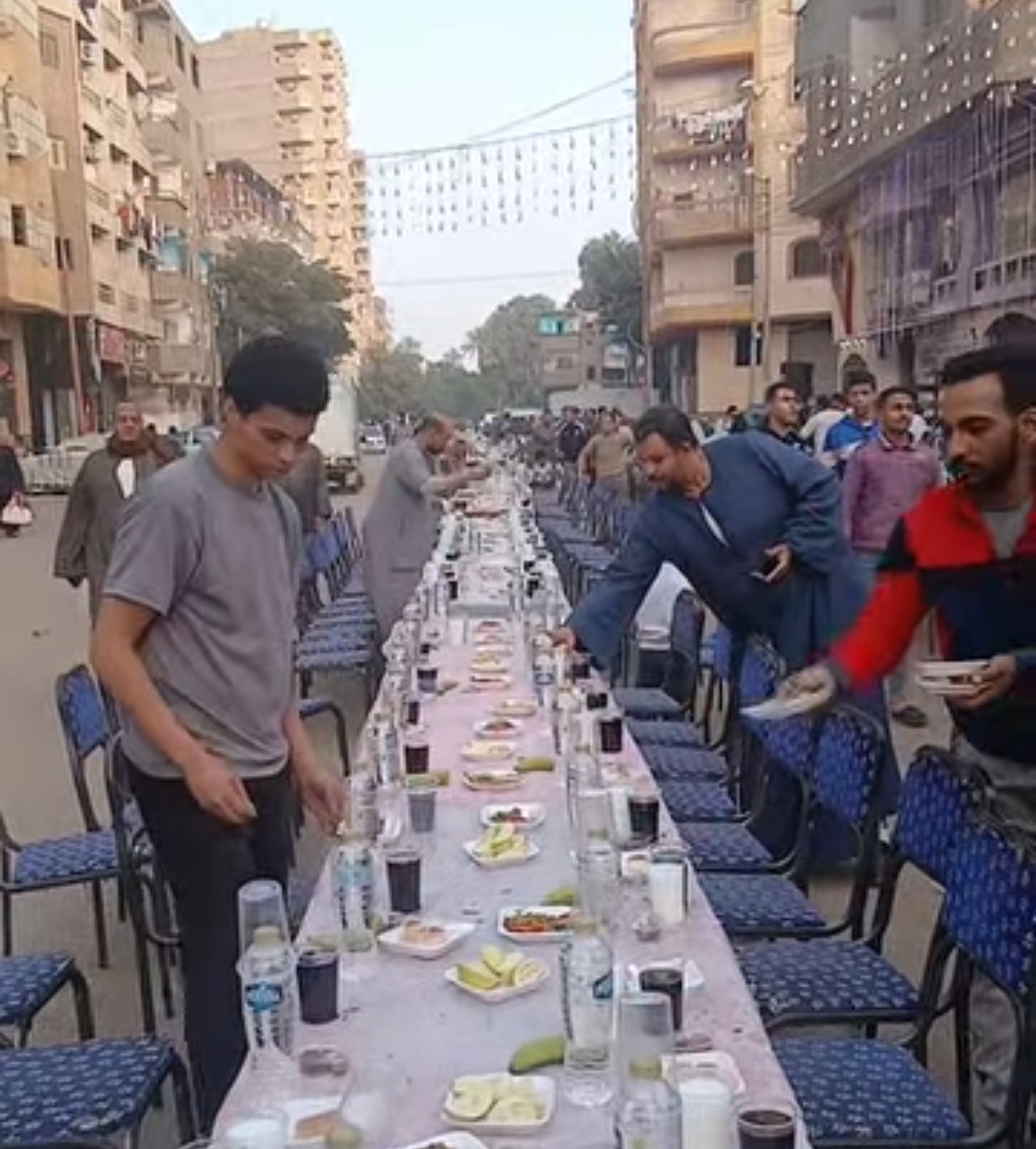 مائدة المخبز الآلي في قنا.. عشرات الشباب يشاركون فى تجهيزها فى لمة حبايب 1 شباب يشاركون في تجهيز مائدة الإفطار الجماعي بمنطقة المخبز الآلي في قنا.