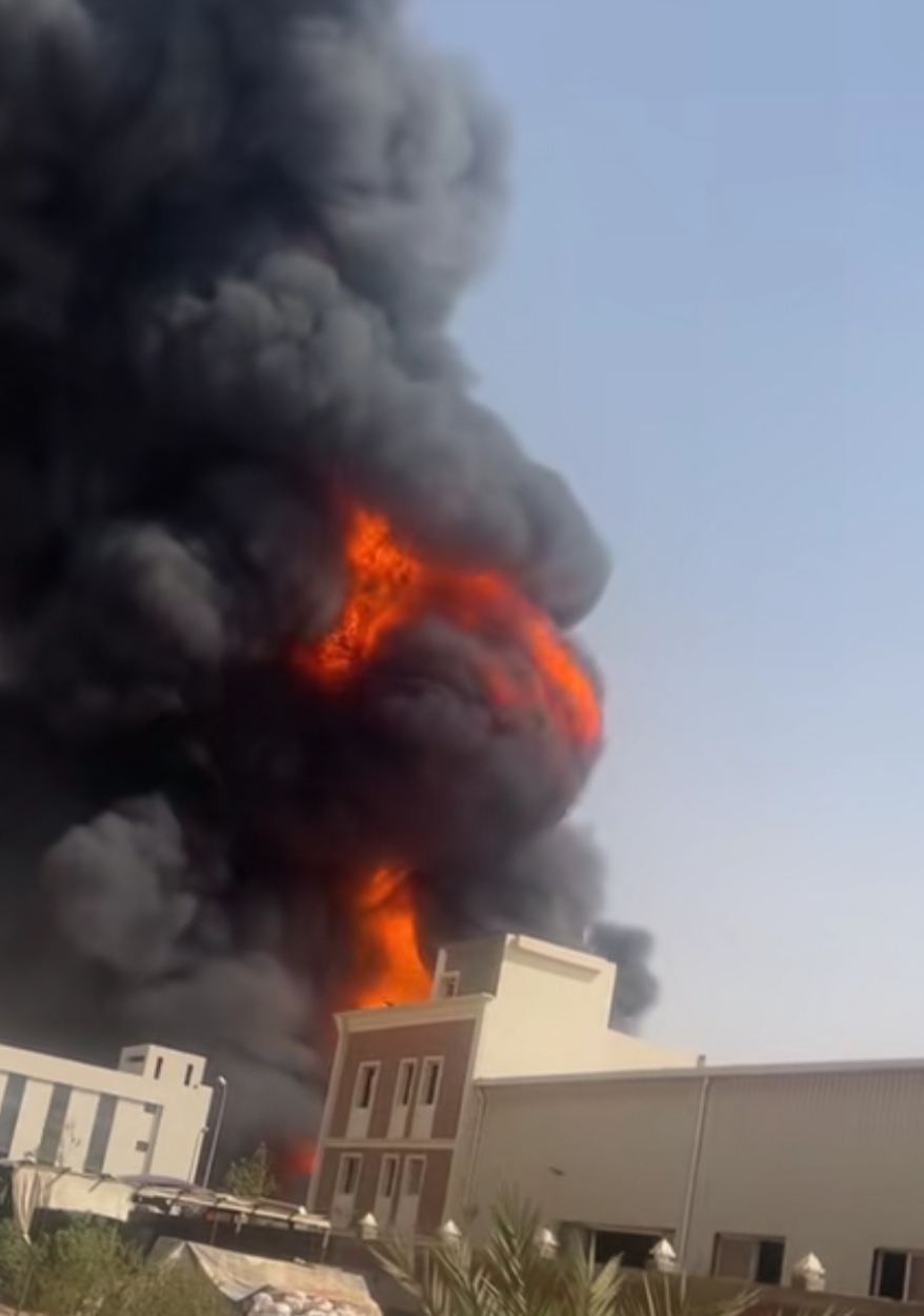 السيطرة على حريق ضخم بـ3 مصانع في العاشر من رمضان 4 IMG ٢٠٢٦٠٥١٧ ٢١٤٥٣٩